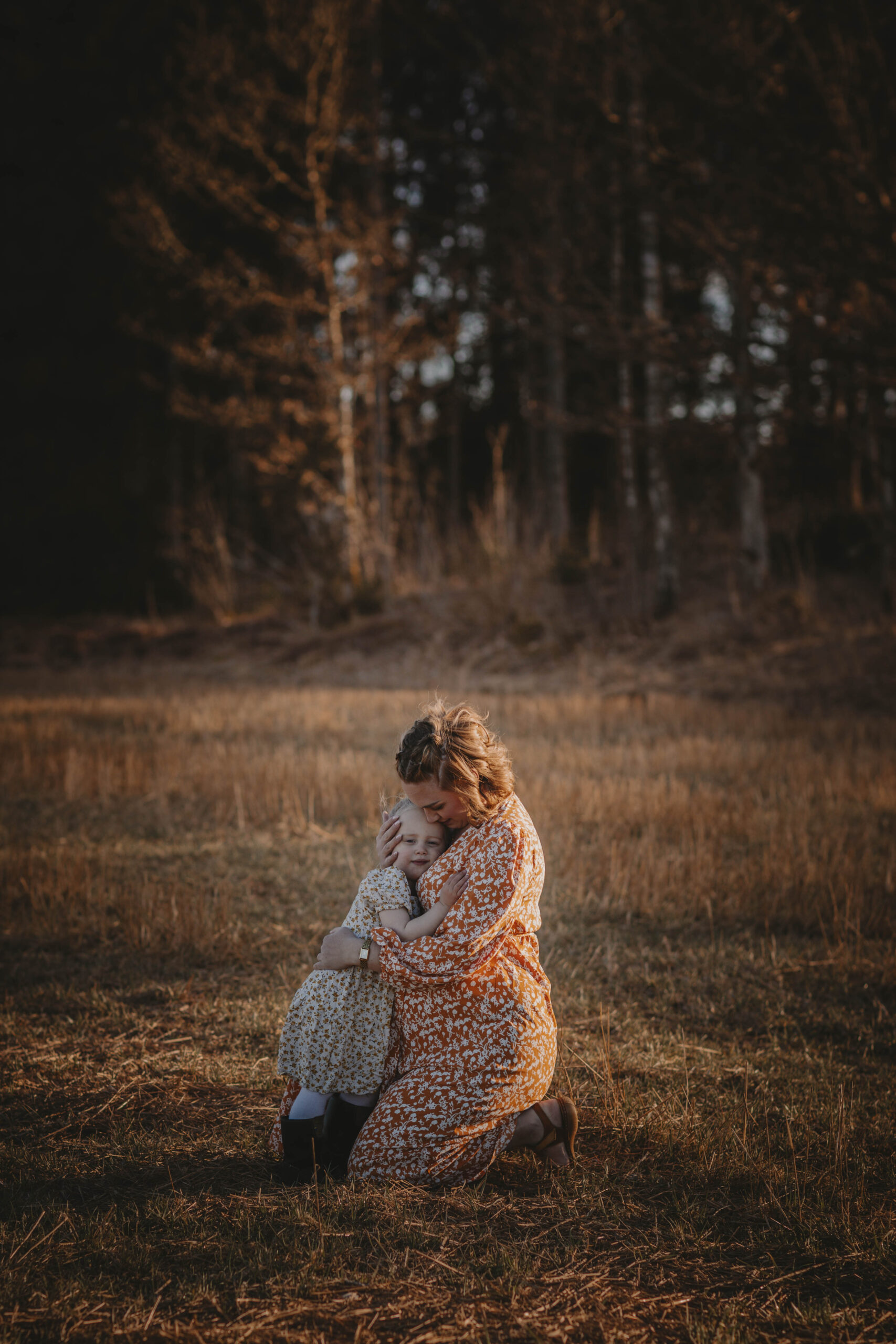 Blivande mamma kramar sin dotter