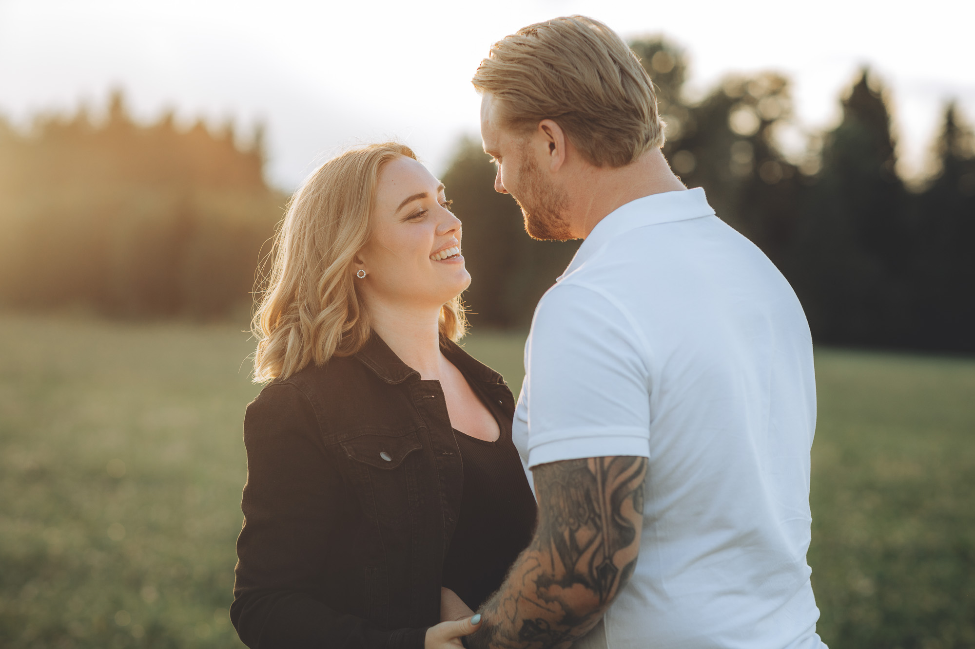 Par som tittar kärleksfullt